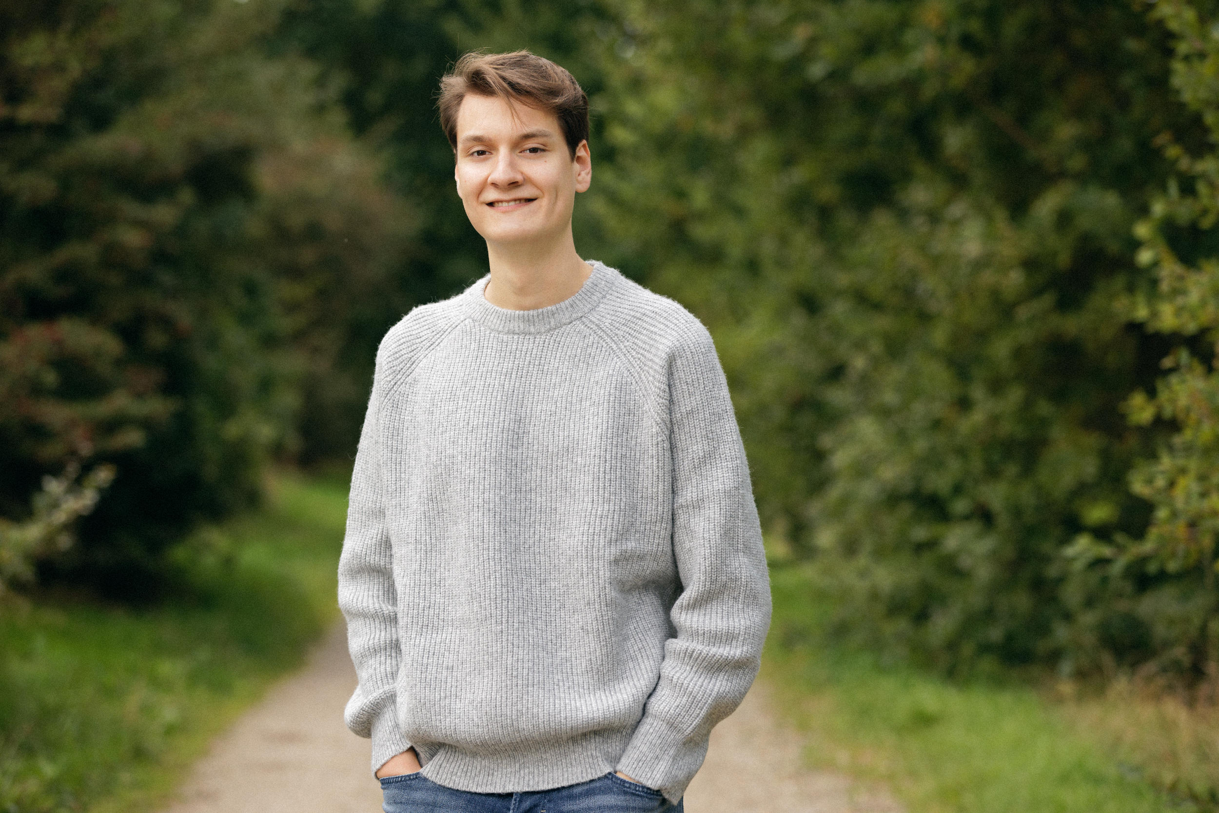 Skade Nielsen Niquet (FDP), Landtagskandidat Nordfriesland-Süd 2027, auf einem Waldweg in Nordfriesland