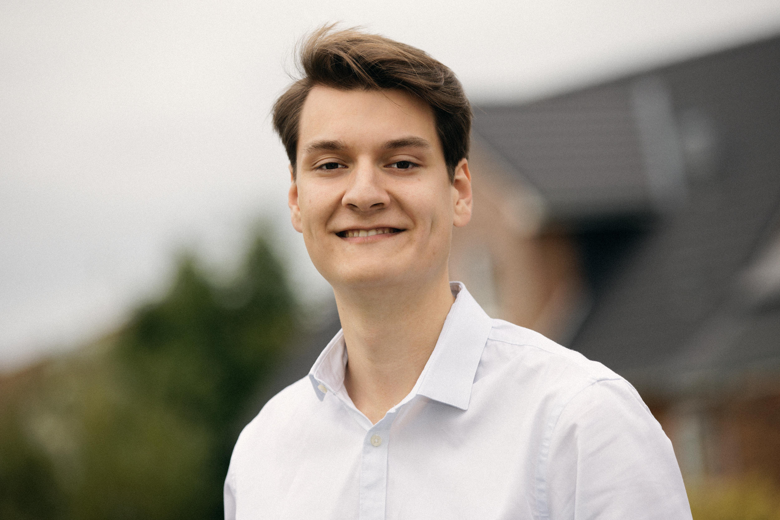 Skade Nielsen Niquet (FDP), Landtagskandidat Nordfriesland-Süd 2027, Porträt im weißen Hemd – Landtagswahl 2027