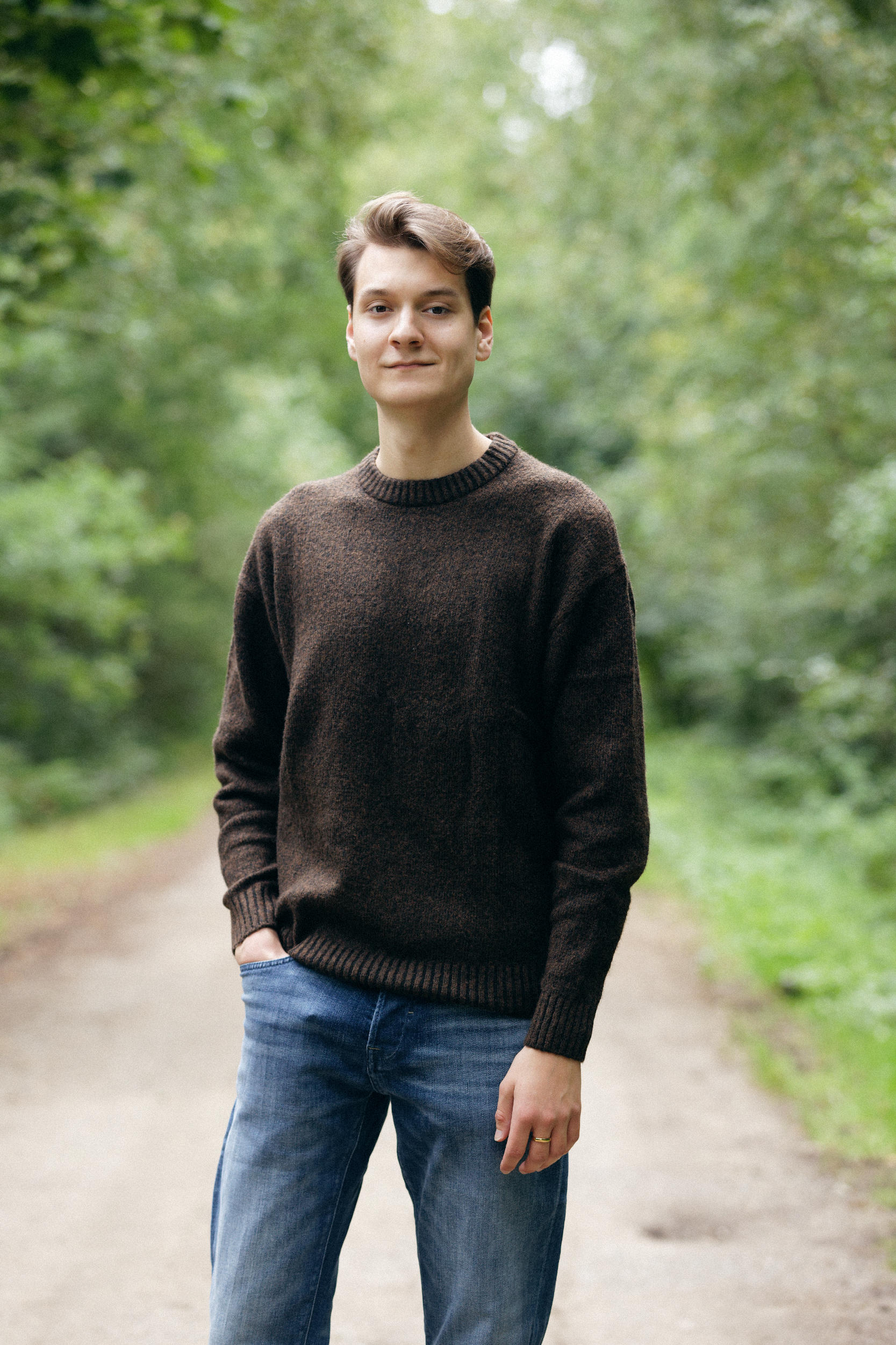 Skade Nielsen Niquet (FDP), Landtagskandidat Nordfriesland-Süd 2027, Porträt auf einem Waldweg in Nordfriesland