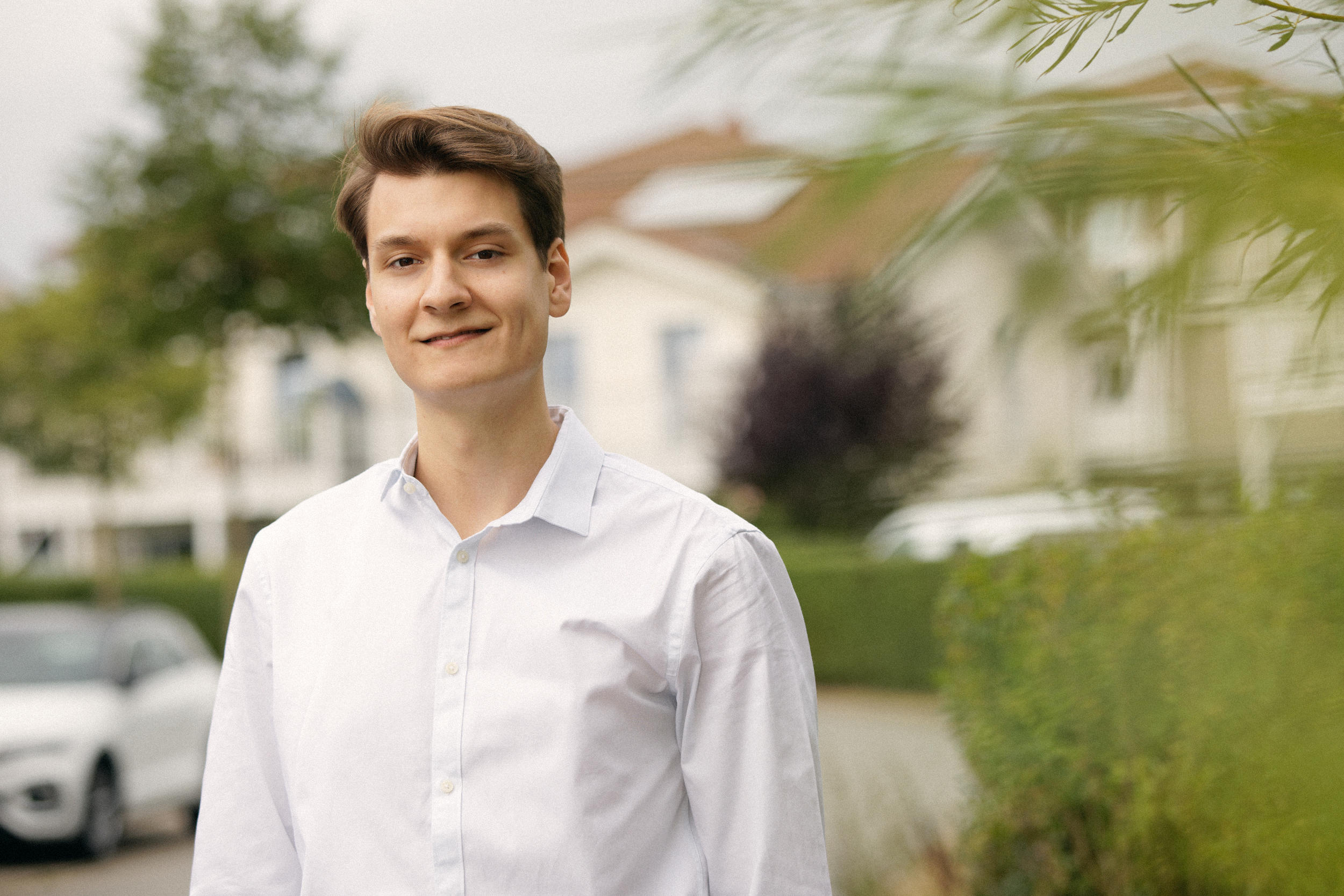 Skade Nielsen Niquet (FDP), Landtagskandidat Nordfriesland-Süd 2027, Porträt im weißen Hemd in Husum